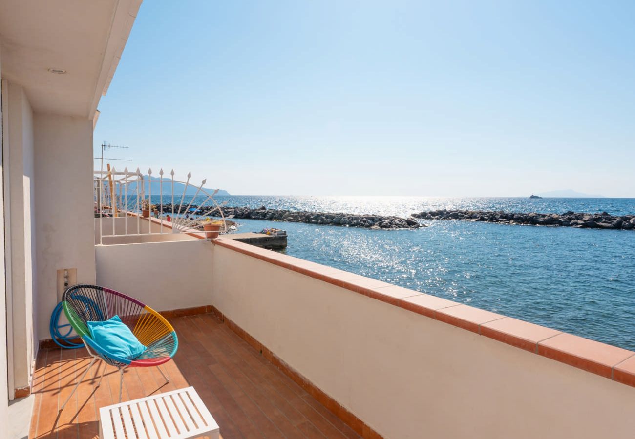 Villa a Massa Lubrense - AMORE RENTALS - Villa del Sole con Vista Mare, Discesa Diretta al Mare, Parcheggio e Aria Condizionata