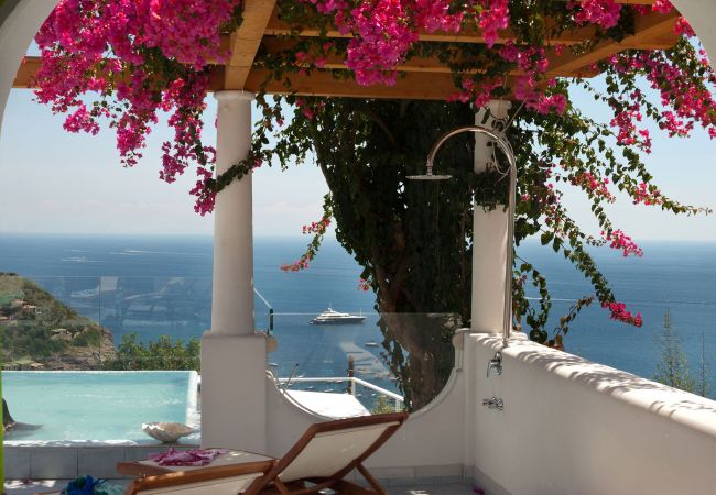 Villa a Nerano - AMORE RENTALS - Villa Ariadne con Vista Mare, Jacuzzi, Piscina e Colazione Villa a Nerano - AMORE RENTALS - Villa Ariadne con Vista Mare, Jacuzzi, Piscina e Colazione