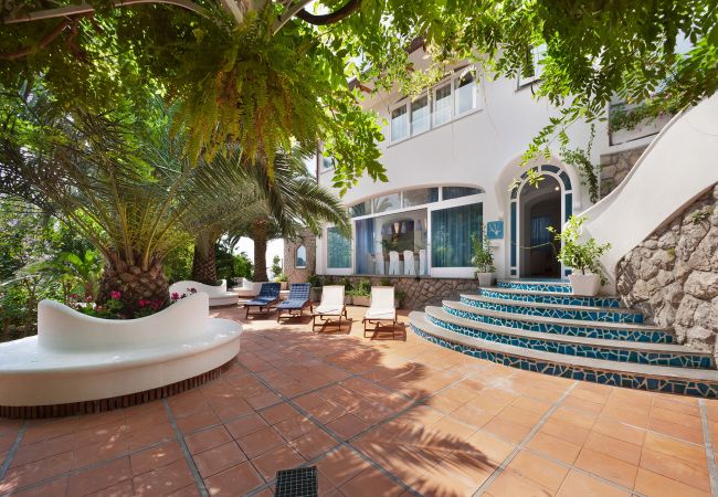 Villa a Nerano - AMORE RENTALS - Villa Ariadne con Vista Mare, Jacuzzi, Piscina e Colazione Villa a Nerano - AMORE RENTALS - Villa Ariadne con Vista Mare, Jacuzzi, Piscina e Colazione