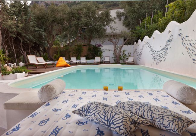 Villa a Nerano - AMORE RENTALS - Villa Ariadne con Vista Mare, Jacuzzi, Piscina e Colazione Villa a Nerano - AMORE RENTALS - Villa Ariadne con Vista Mare, Jacuzzi, Piscina e Colazione