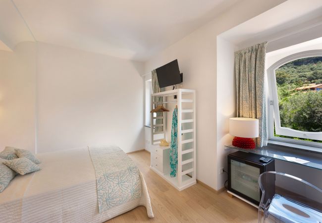 Villa a Nerano - AMORE RENTALS - Villa Ariadne con Vista Mare, Jacuzzi, Piscina e Colazione Villa a Nerano - AMORE RENTALS - Villa Ariadne con Vista Mare, Jacuzzi, Piscina e Colazione