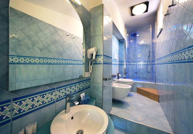 Villa a Nerano - AMORE RENTALS - Villa Ariadne con Vista Mare, Jacuzzi, Piscina e Colazione Villa a Nerano - AMORE RENTALS - Villa Ariadne con Vista Mare, Jacuzzi, Piscina e Colazione