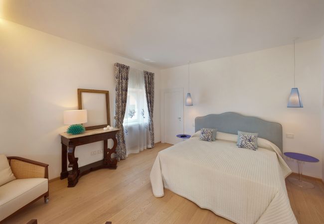 Villa a Nerano - AMORE RENTALS - Villa Ariadne con Vista Mare, Jacuzzi, Piscina e Colazione Villa a Nerano - AMORE RENTALS - Villa Ariadne con Vista Mare, Jacuzzi, Piscina e Colazione