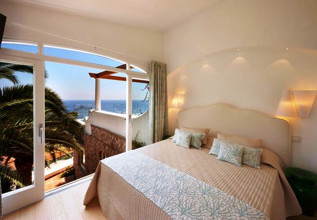 Villa a Nerano - AMORE RENTALS - Villa Ariadne con Vista Mare, Jacuzzi, Piscina e Colazione Villa a Nerano - AMORE RENTALS - Villa Ariadne con Vista Mare, Jacuzzi, Piscina e Colazione