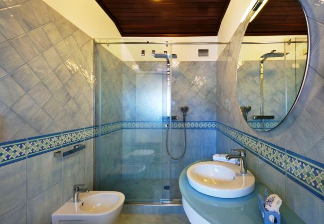 Villa a Nerano - AMORE RENTALS - Villa Ariadne con Vista Mare, Jacuzzi, Piscina e Colazione Villa a Nerano - AMORE RENTALS - Villa Ariadne con Vista Mare, Jacuzzi, Piscina e Colazione