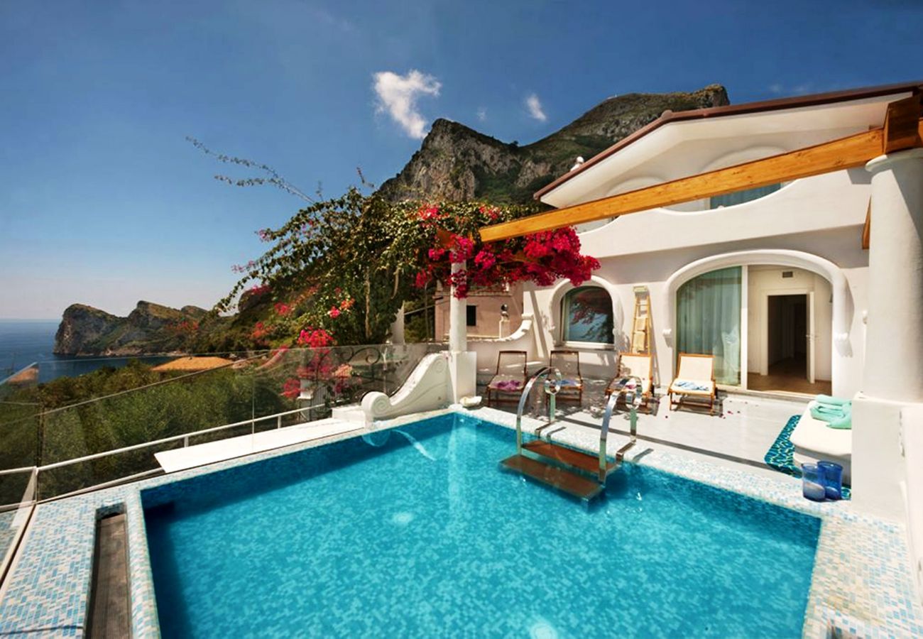 Villa a Nerano - AMORE RENTALS - Villa Ariadne con Vista Mare, Jacuzzi, Piscina e Colazione