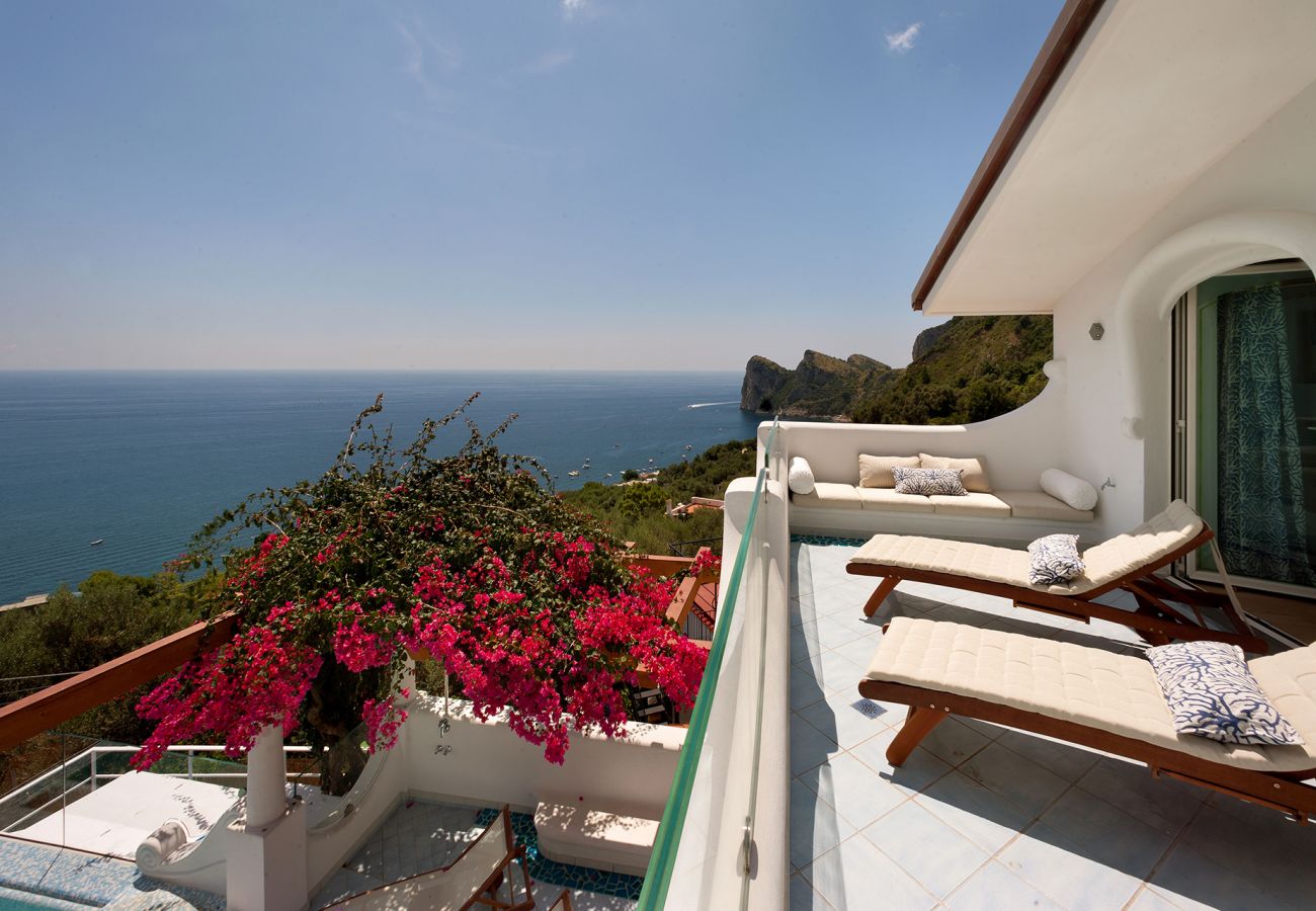 Villa a Nerano - AMORE RENTALS - Villa Ariadne con Vista Mare, Jacuzzi, Piscina e Colazione