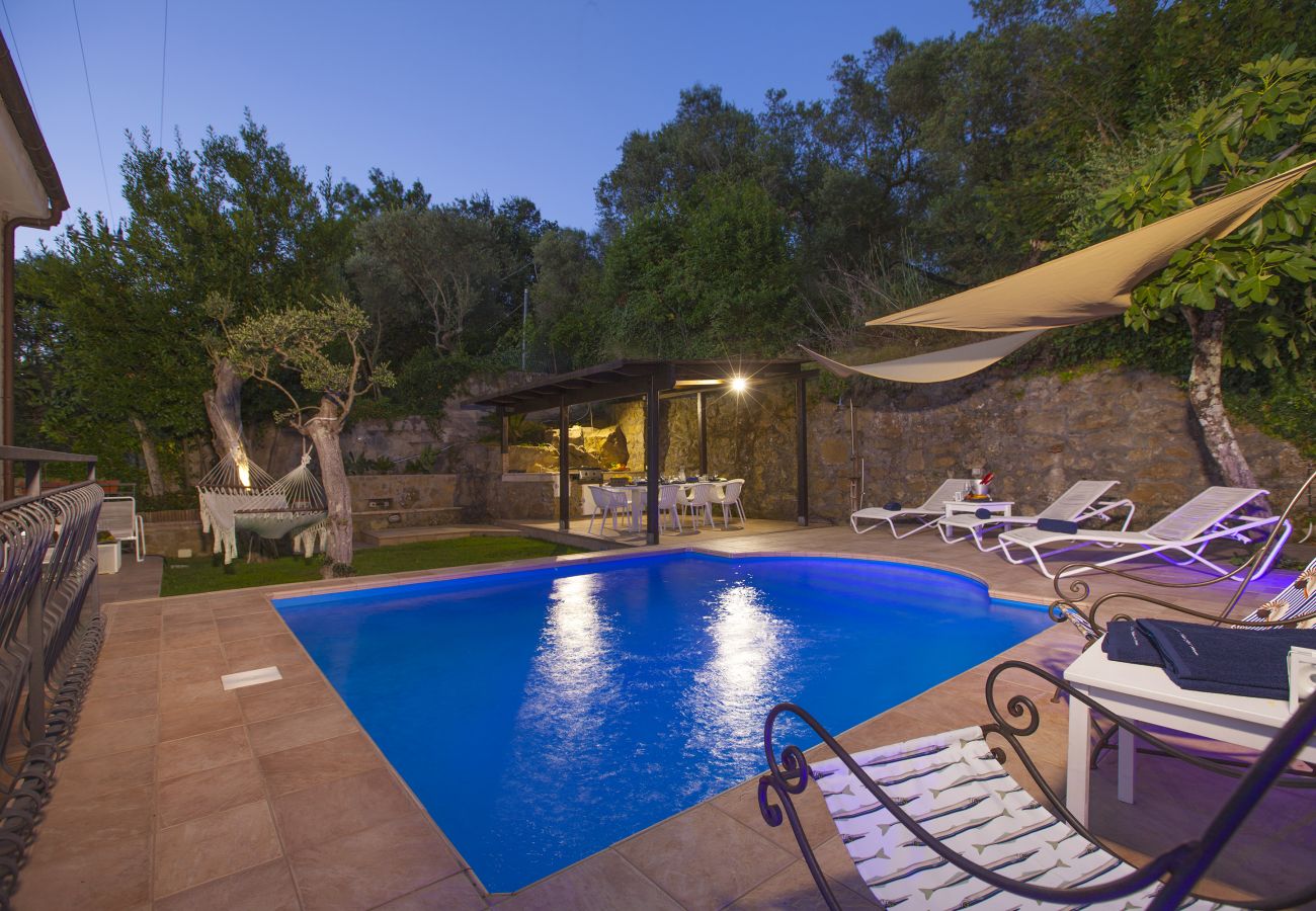 Villa a Massa Lubrense - AMORE RENTALS -Villa Felice con piscina privata, vista mare in zona tranquilla a Massa Lubrense ideale per famiglie