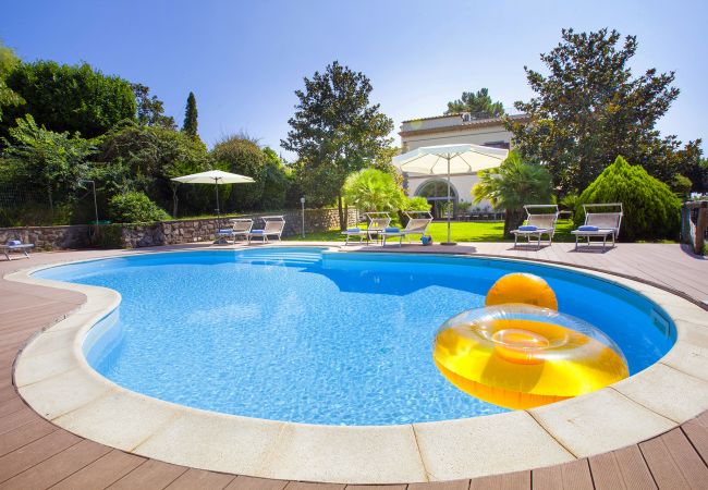 Villa a Sant´Agata sui Due Golfi - AMORE RENTALS - Villa Il Pino con Piscina Privata, Giardino, BBQ, Parcheggio