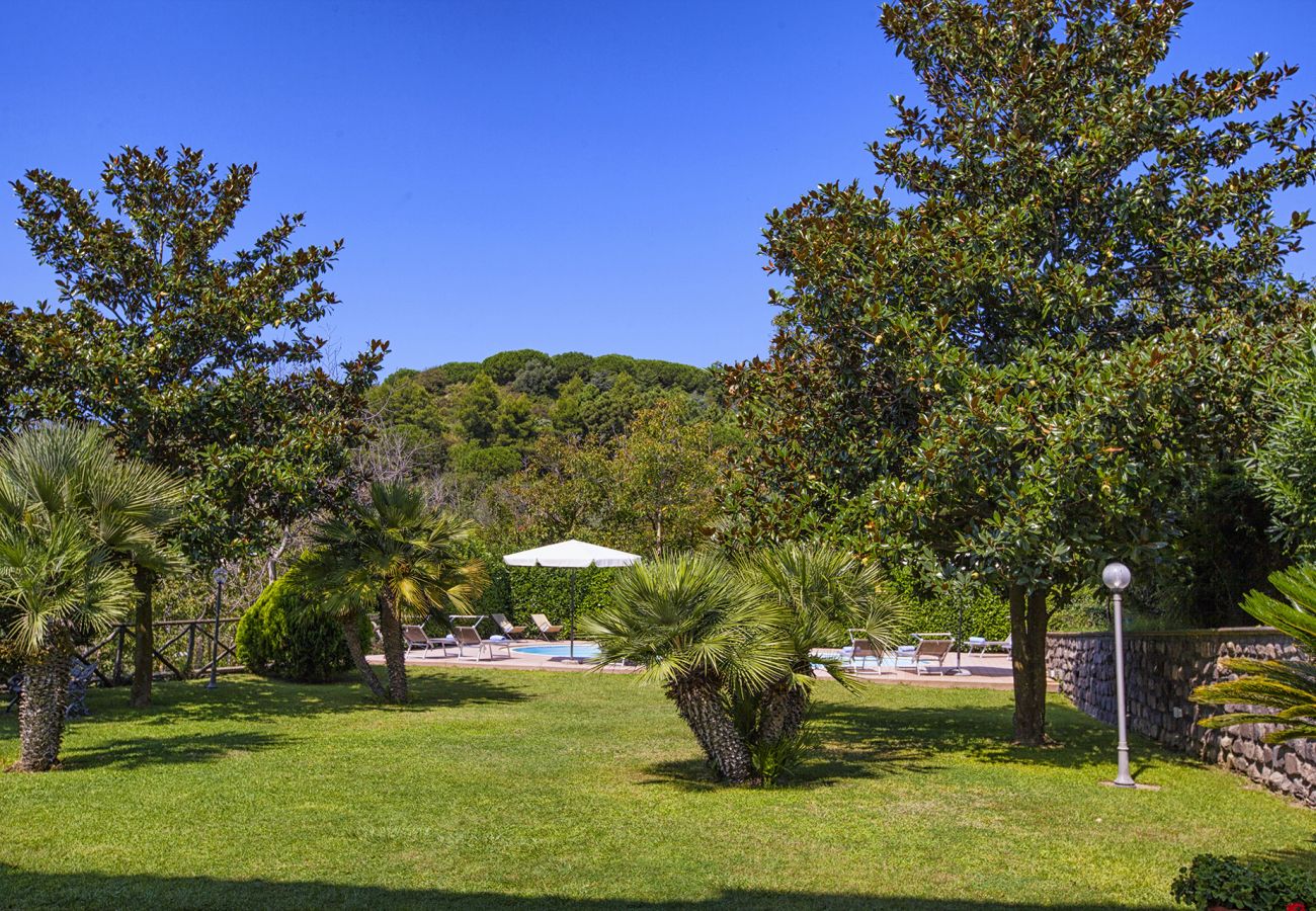 Villa a Sant´Agata sui Due Golfi - AMORE RENTALS - Villa Il Pino con Piscina Privata, Giardino, BBQ, Parcheggio