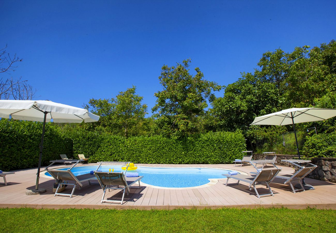 Villa a Sant´Agata sui Due Golfi - AMORE RENTALS - Villa Il Pino con Piscina Privata, Giardino, BBQ, Parcheggio