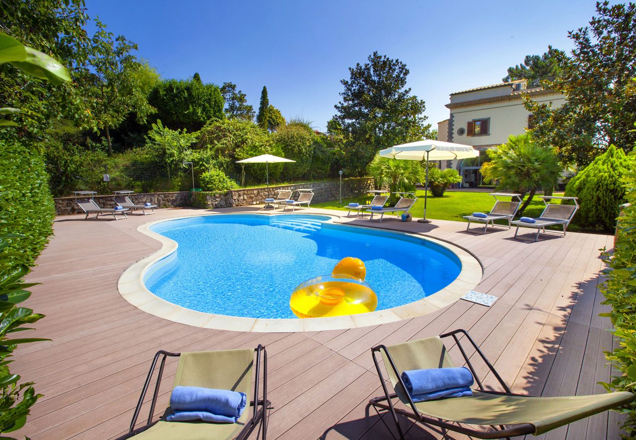 Villa a Sant´Agata sui Due Golfi - AMORE RENTALS - Villa Il Pino con Piscina Privata, Giardino, BBQ, Parcheggio