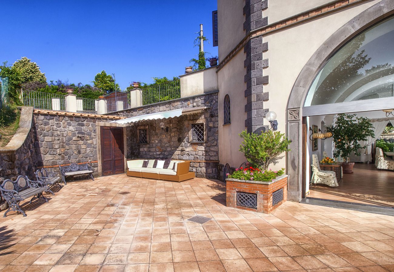 Villa a Sant´Agata sui Due Golfi - AMORE RENTALS - Villa Il Pino con Piscina Privata, Giardino, BBQ, Parcheggio