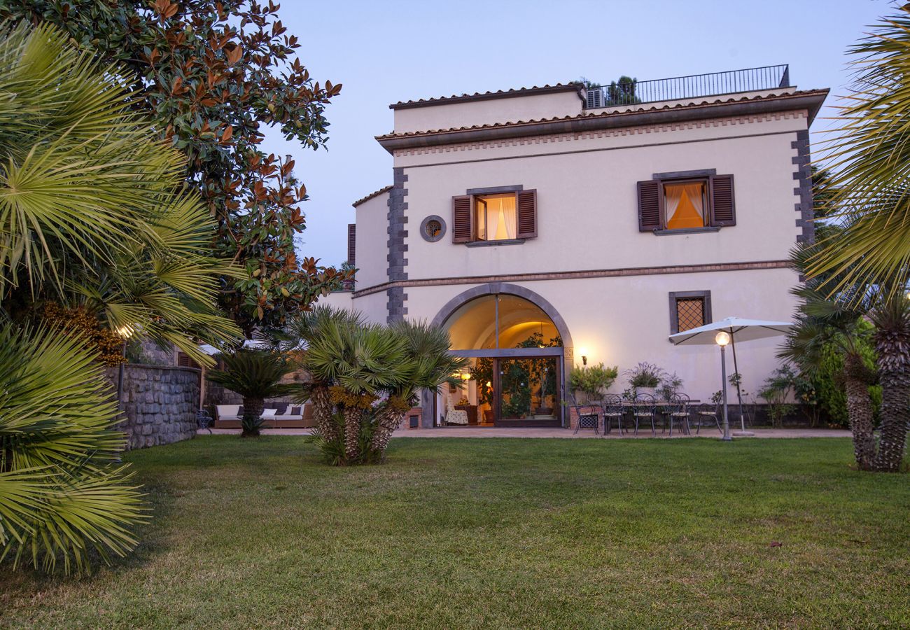 Villa a Sant´Agata sui Due Golfi - AMORE RENTALS - Villa Il Pino con Piscina Privata, Giardino, BBQ, Parcheggio