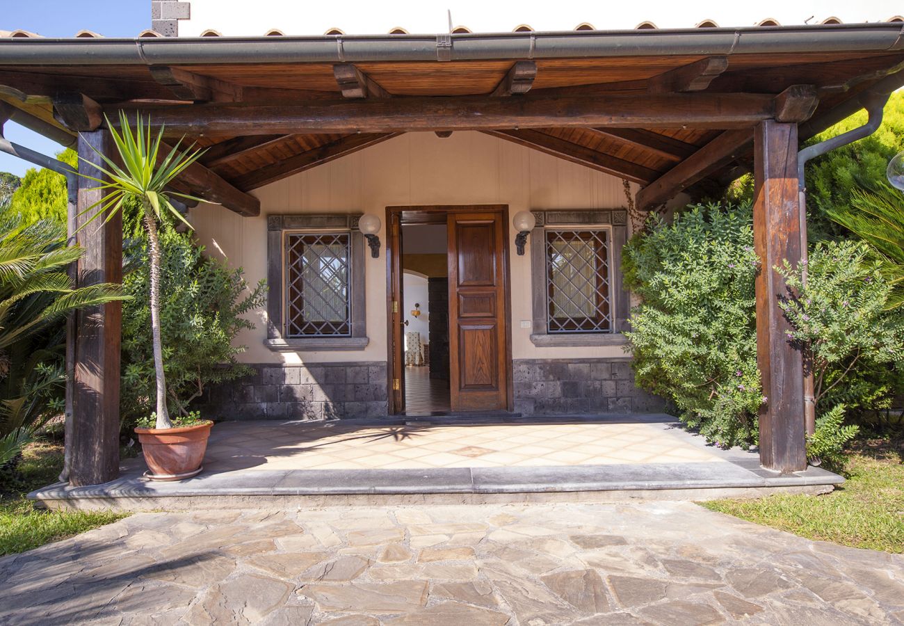 Villa a Sant´Agata sui Due Golfi - AMORE RENTALS - Villa Il Pino con Piscina Privata, Giardino, BBQ, Parcheggio