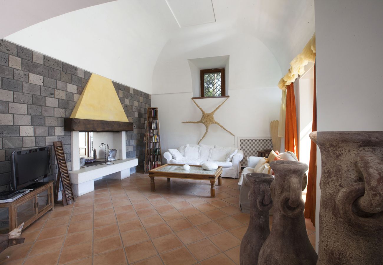 Villa a Sant´Agata sui Due Golfi - AMORE RENTALS - Villa Il Pino con Piscina Privata, Giardino, BBQ, Parcheggio