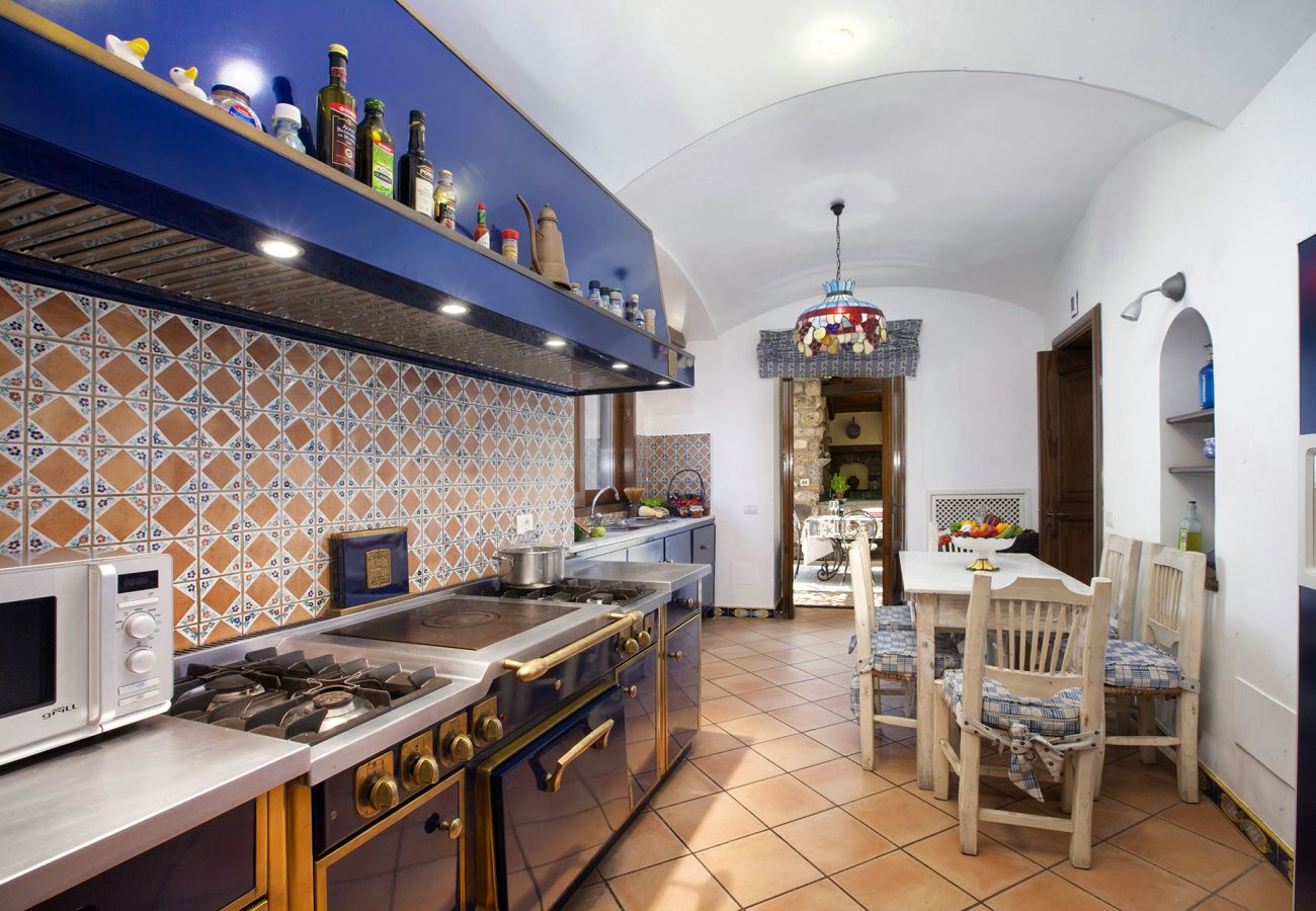 Villa a Sant´Agata sui Due Golfi - AMORE RENTALS - Villa Il Pino con Piscina Privata, Giardino, BBQ, Parcheggio