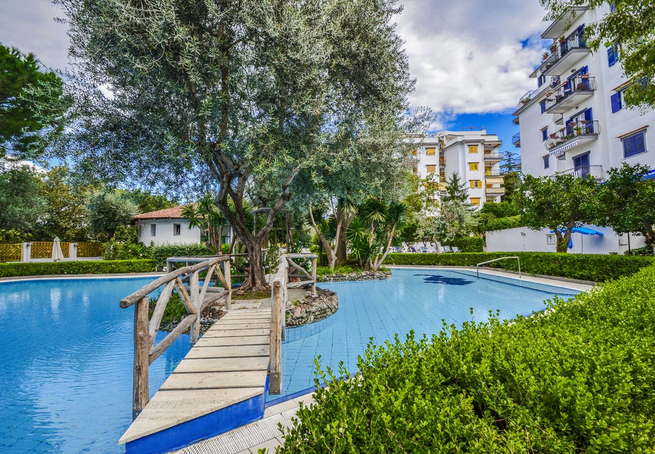 Appartamento a Sorrento - AMORE RENTALS - Appartamento Carmela con Piscina Condivisa e Aria Condizionata