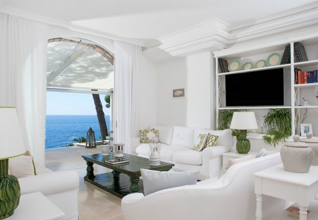 Villa a Nerano - AMORE RENTALS - Villa Ibiscus con Piscina a Sfioro, Discesa Diretta al Mare, Vista Mare, parcheggio e Colazione Villa a Nerano - AMORE RENTALS - Villa Ibiscus con Piscina a Sfioro, Discesa Diretta al Mare, Vista Mare, parcheggio e Colazione