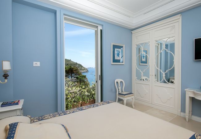 Villa a Nerano - AMORE RENTALS - Villa Ibiscus con Piscina a Sfioro, Discesa Diretta al Mare, Vista Mare, parcheggio e Colazione Villa a Nerano - AMORE RENTALS - Villa Ibiscus con Piscina a Sfioro, Discesa Diretta al Mare, Vista Mare, parcheggio e Colazione