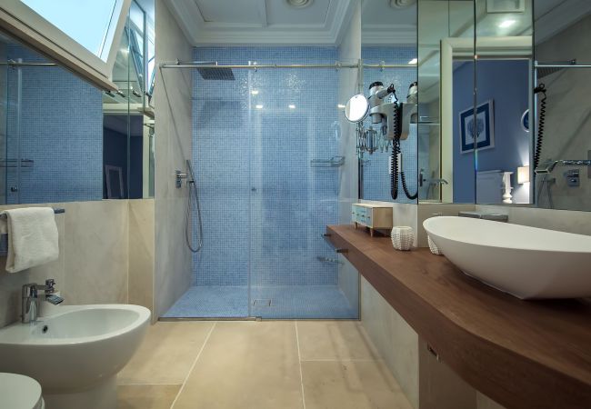 Villa a Nerano - AMORE RENTALS - Villa Ibiscus con Piscina a Sfioro, Discesa Diretta al Mare, Vista Mare, parcheggio e Colazione Villa a Nerano - AMORE RENTALS - Villa Ibiscus con Piscina a Sfioro, Discesa Diretta al Mare, Vista Mare, parcheggio e Colazione