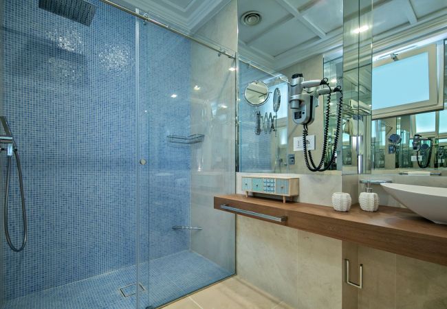 Villa a Nerano - AMORE RENTALS - Villa Ibiscus con Piscina a Sfioro, Discesa Diretta al Mare, Vista Mare, parcheggio e Colazione Villa a Nerano - AMORE RENTALS - Villa Ibiscus con Piscina a Sfioro, Discesa Diretta al Mare, Vista Mare, parcheggio e Colazione