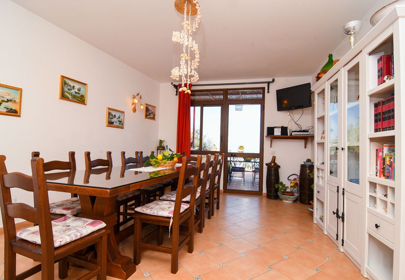 Casa a Massa Lubrense - AMORE RENTALS - Casa Tatano, 4 camere da letto, 3 bagni con Piscina Privata, Vista Mare, Parcheggio, Campania