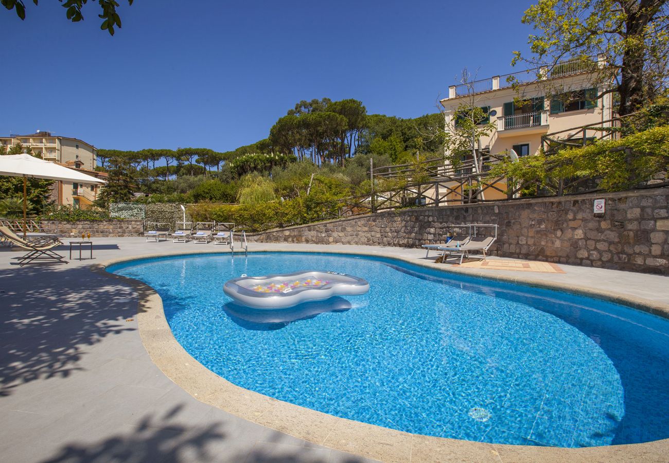 Villa a Sant´Agata sui Due Golfi - AMORE RENTALS - Villa Il Noce con Piscina Privata, SPA, Giardino, BBQ e Parcheggio