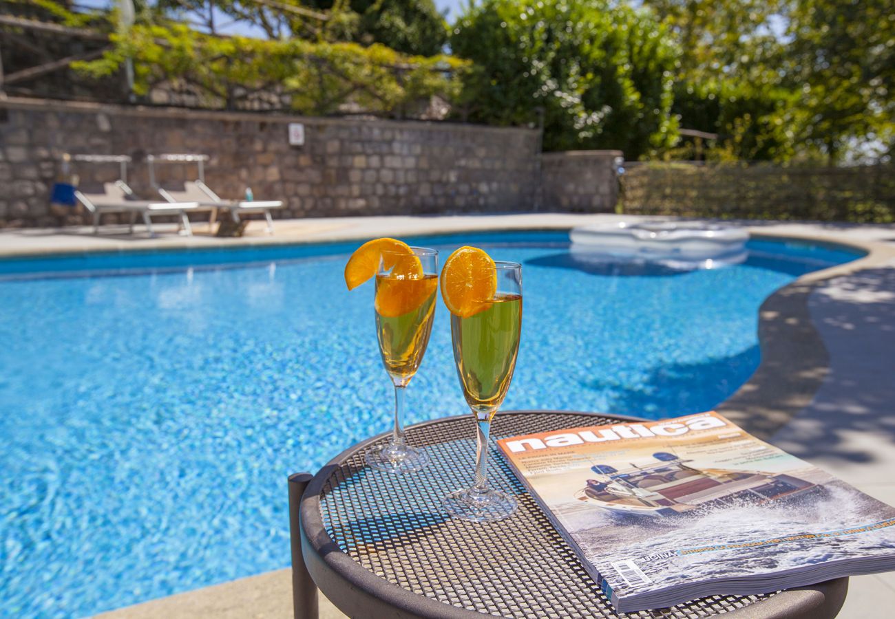 Villa a Sant´Agata sui Due Golfi - AMORE RENTALS - Villa Il Noce con Piscina Privata, SPA, Giardino, BBQ e Parcheggio