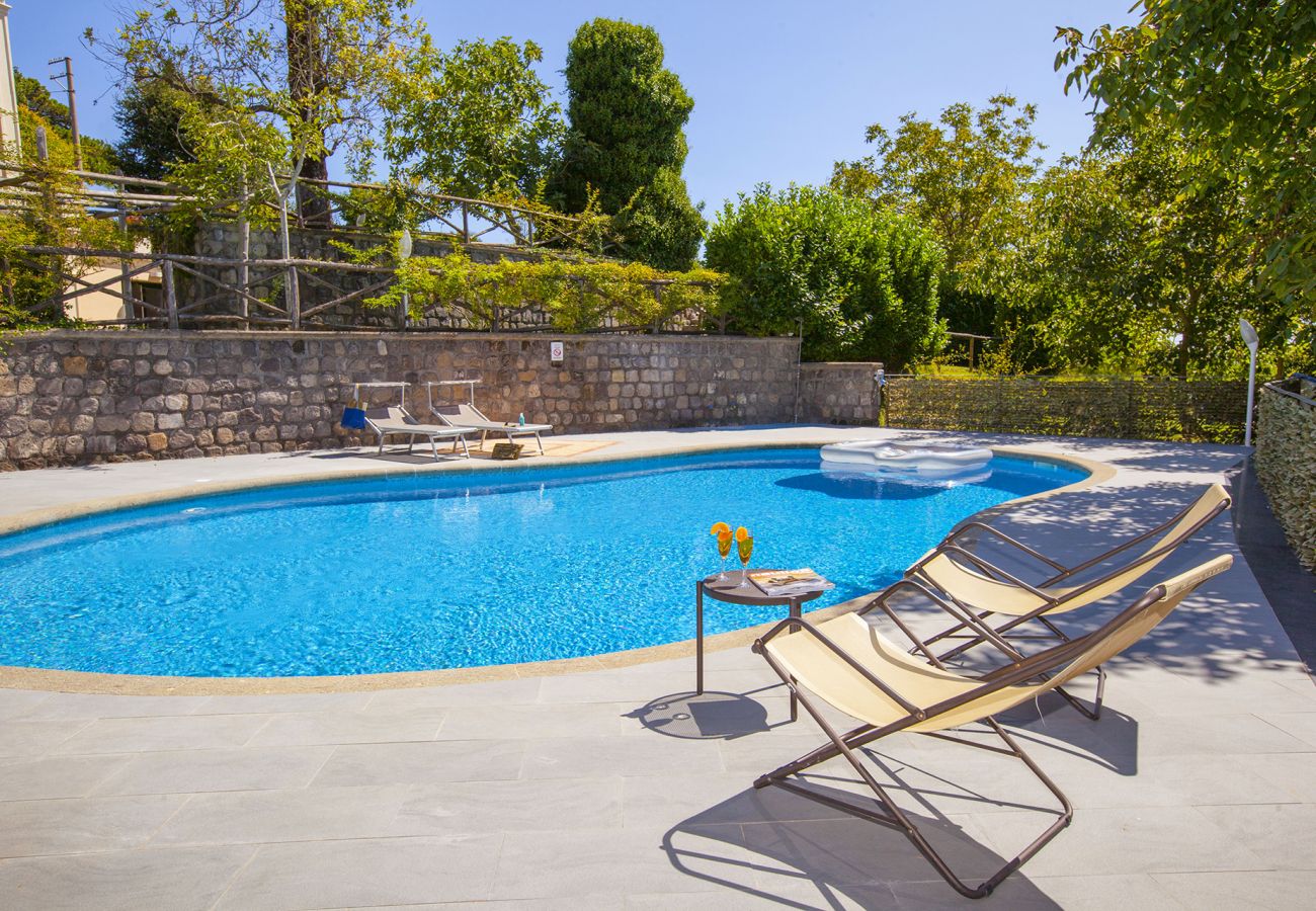 Villa a Sant´Agata sui Due Golfi - AMORE RENTALS - Villa Il Noce con Piscina Privata, SPA, Giardino, BBQ e Parcheggio