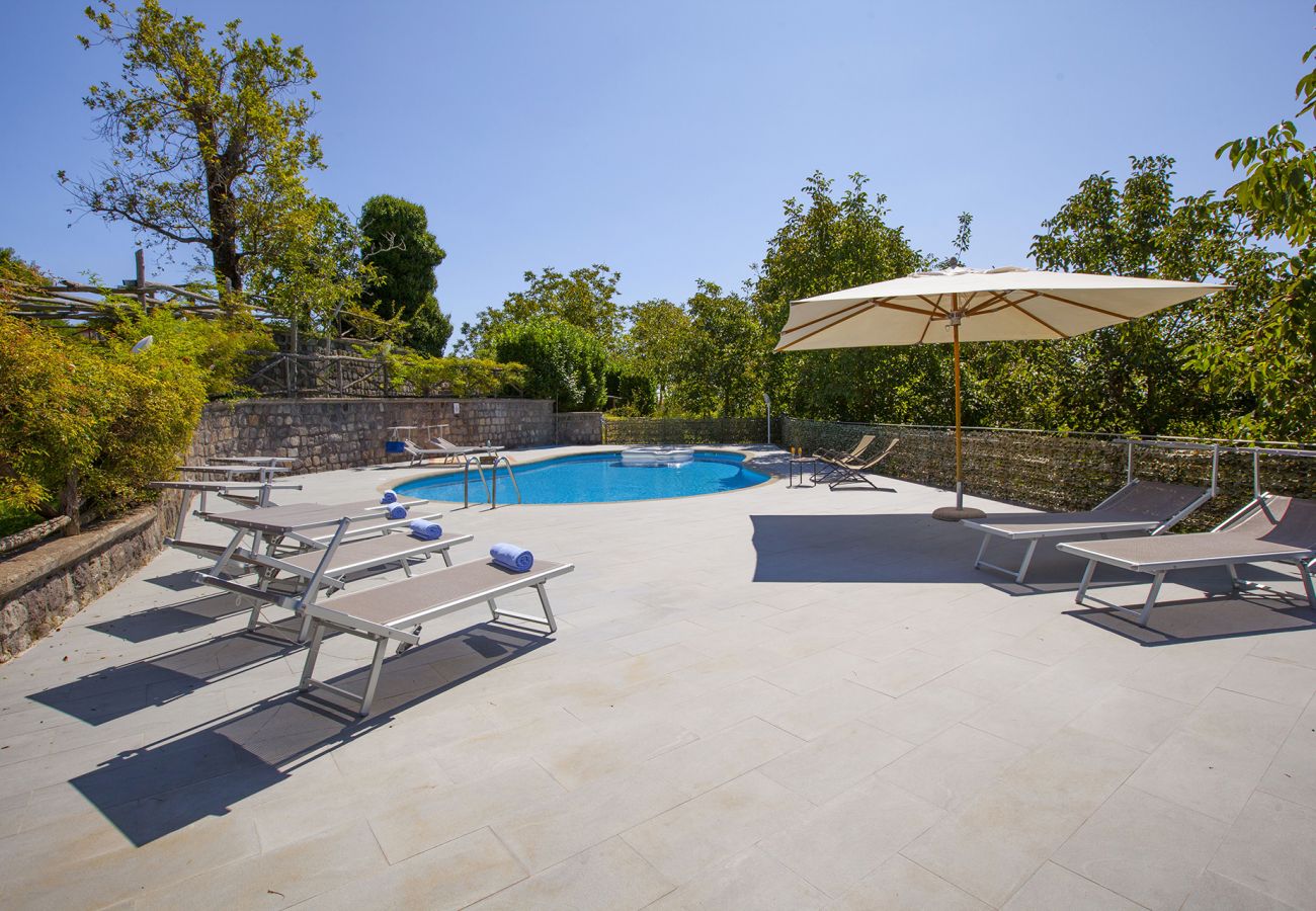 Villa a Sant´Agata sui Due Golfi - AMORE RENTALS - Villa Il Noce con Piscina Privata, SPA, Giardino, BBQ e Parcheggio