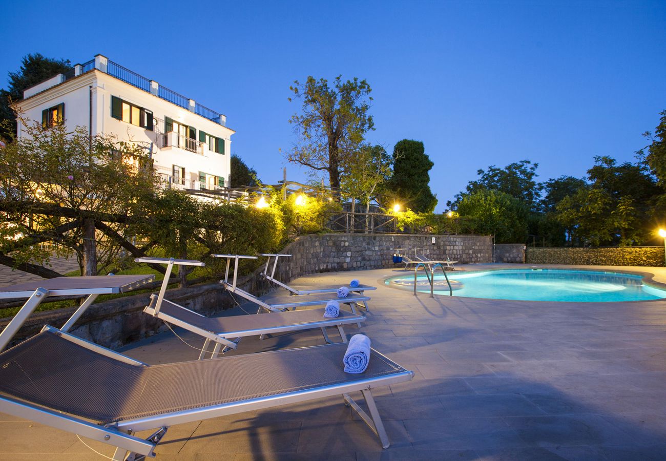 Villa a Sant´Agata sui Due Golfi - AMORE RENTALS - Villa Il Noce con Piscina Privata, SPA, Giardino, BBQ e Parcheggio