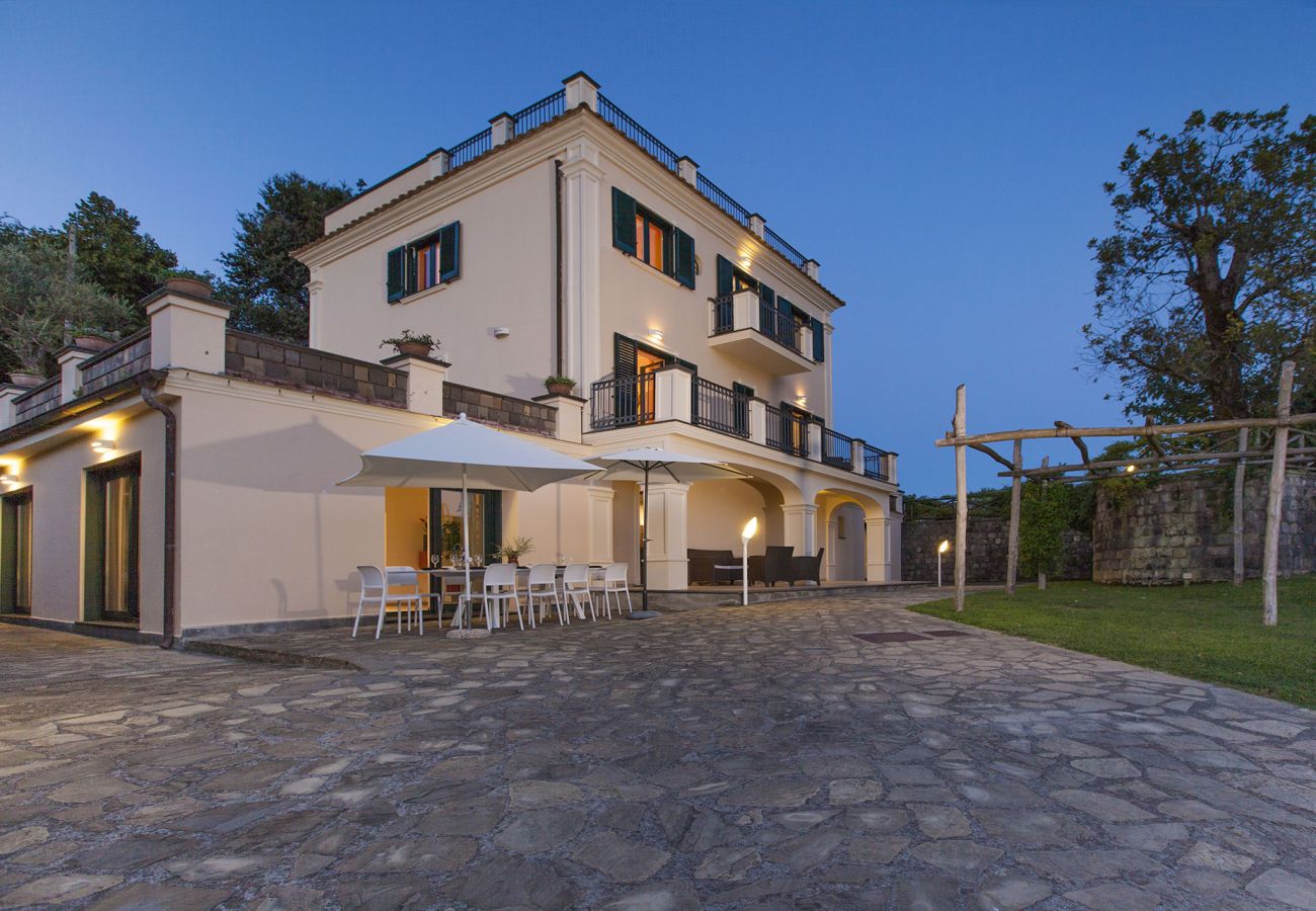 Villa a Sant´Agata sui Due Golfi - AMORE RENTALS - Villa Il Noce con Piscina Privata, SPA, Giardino, BBQ e Parcheggio