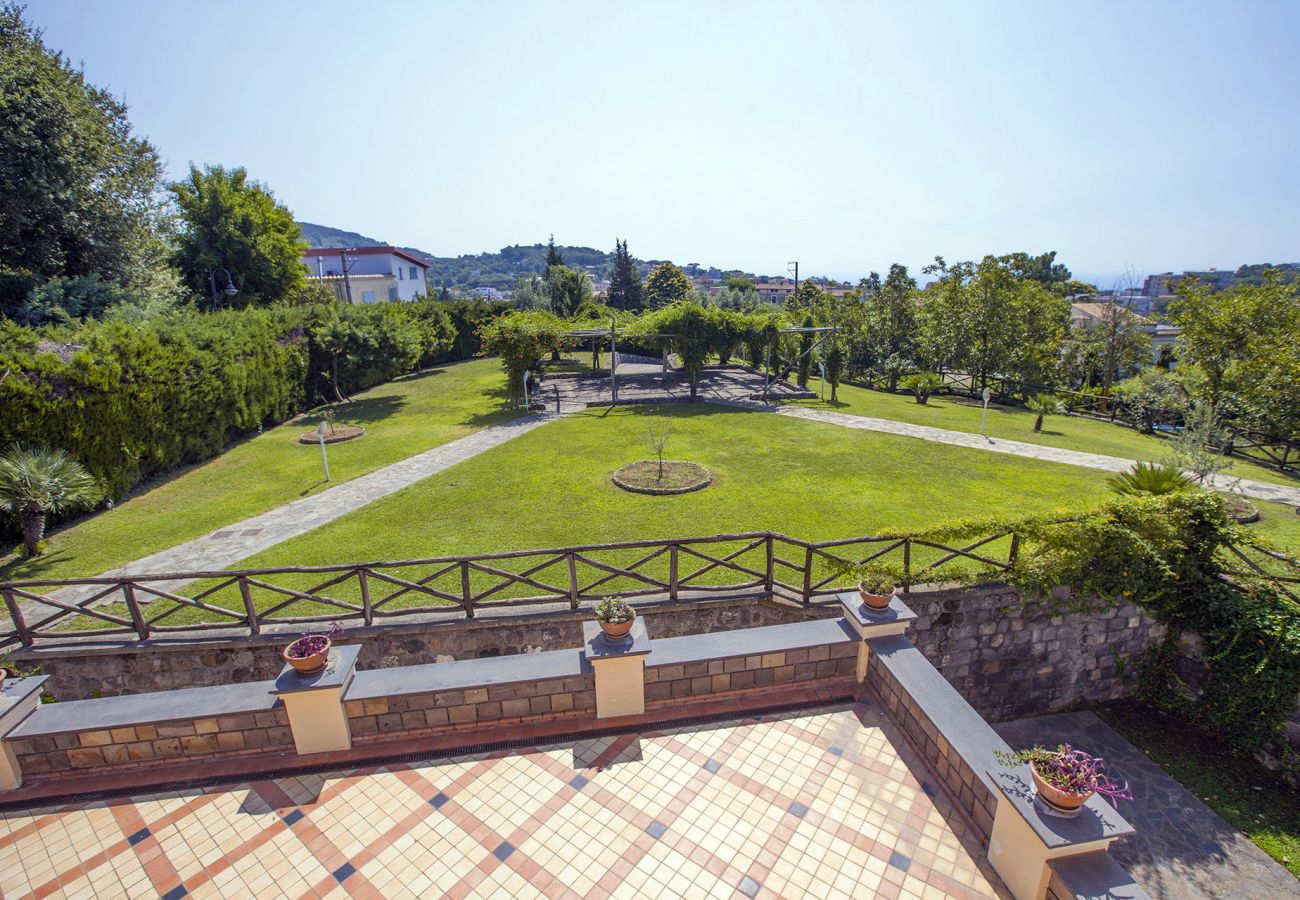 Villa a Sant´Agata sui Due Golfi - AMORE RENTALS - Villa Il Noce con Piscina Privata, SPA, Giardino, BBQ e Parcheggio