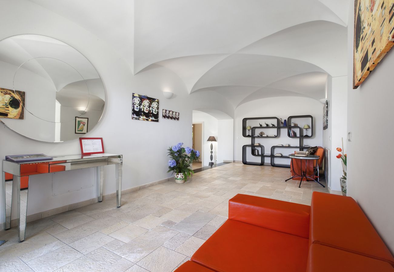 Villa a Sant´Agata sui Due Golfi - AMORE RENTALS - Villa Il Noce con Piscina Privata, SPA, Giardino, BBQ e Parcheggio