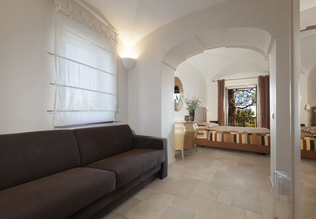 Villa a Sant´Agata sui Due Golfi - AMORE RENTALS - Villa Il Noce con Piscina Privata, SPA, Giardino, BBQ e Parcheggio