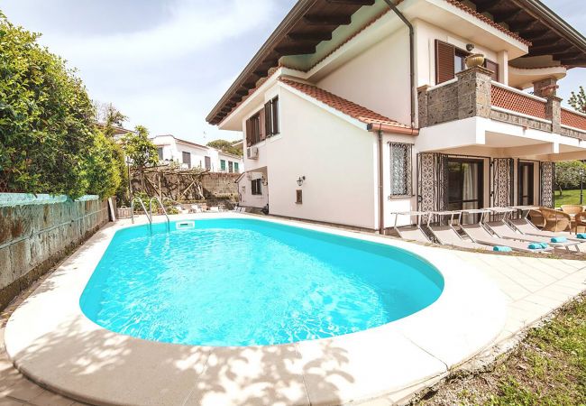 Villa a Sant´Agata sui Due Golfi - AMORE RENTALS - Villa Serena con Piscina Privata, Giardino e Parcheggio nel Centro Città