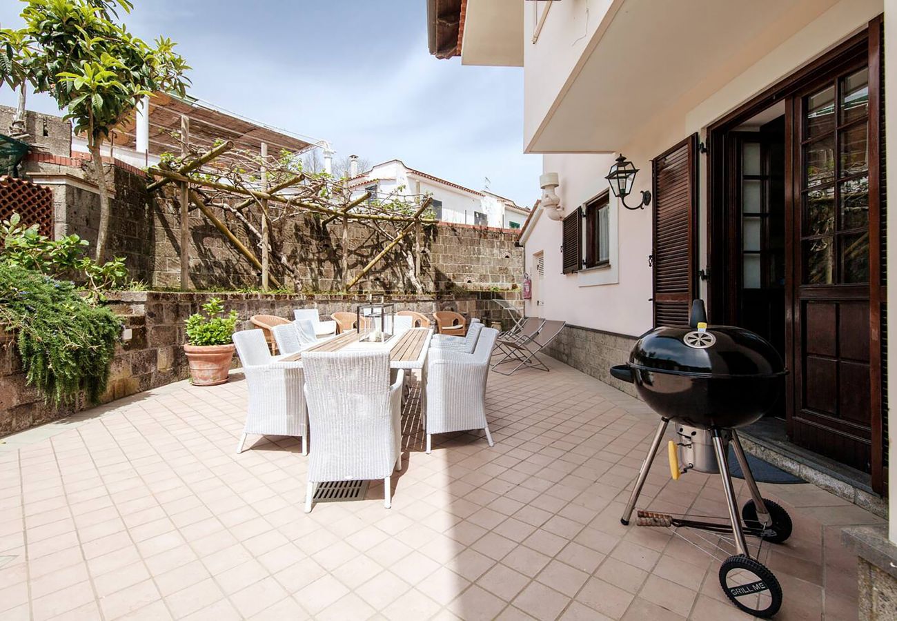 Villa a Sant´Agata sui Due Golfi - AMORE RENTALS - Villa Serena con Piscina Privata, Giardino e Parcheggio nel Centro Città