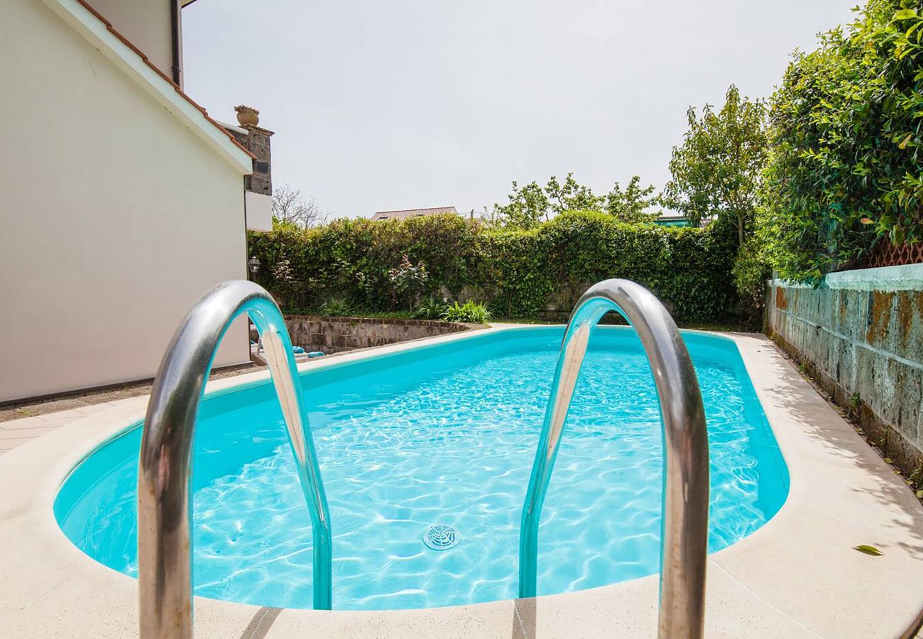 Villa a Sant´Agata sui Due Golfi - AMORE RENTALS - Villa Serena con Piscina Privata, Giardino e Parcheggio nel Centro Città