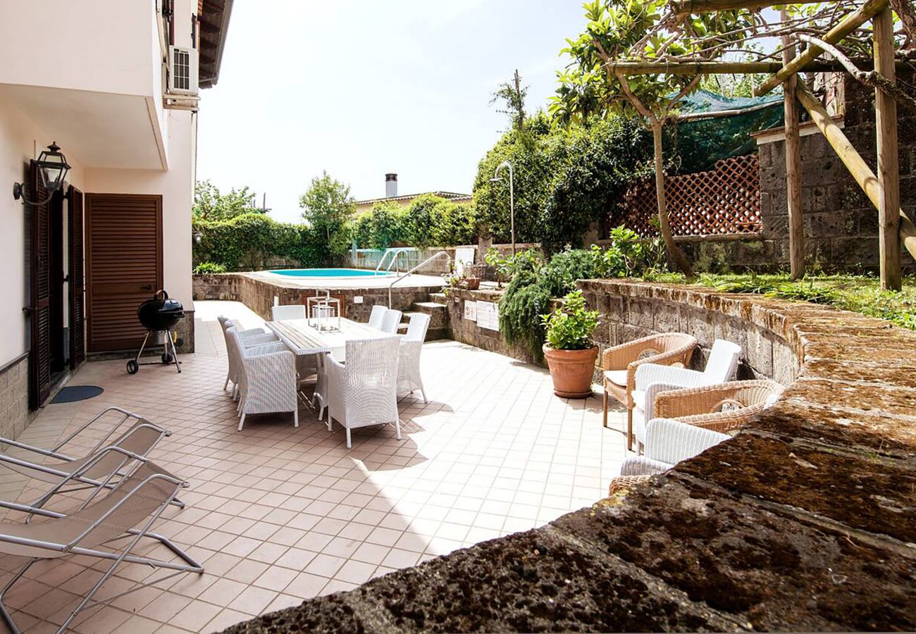 Villa a Sant´Agata sui Due Golfi - AMORE RENTALS - Villa Serena con Piscina Privata, Giardino e Parcheggio nel Centro Città