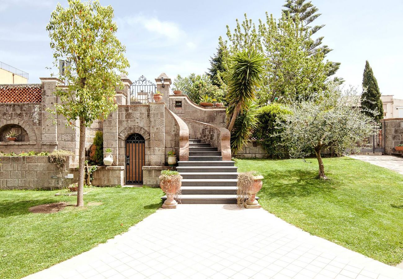 Villa a Sant´Agata sui Due Golfi - AMORE RENTALS - Villa Serena con Piscina Privata, Giardino e Parcheggio nel Centro Città