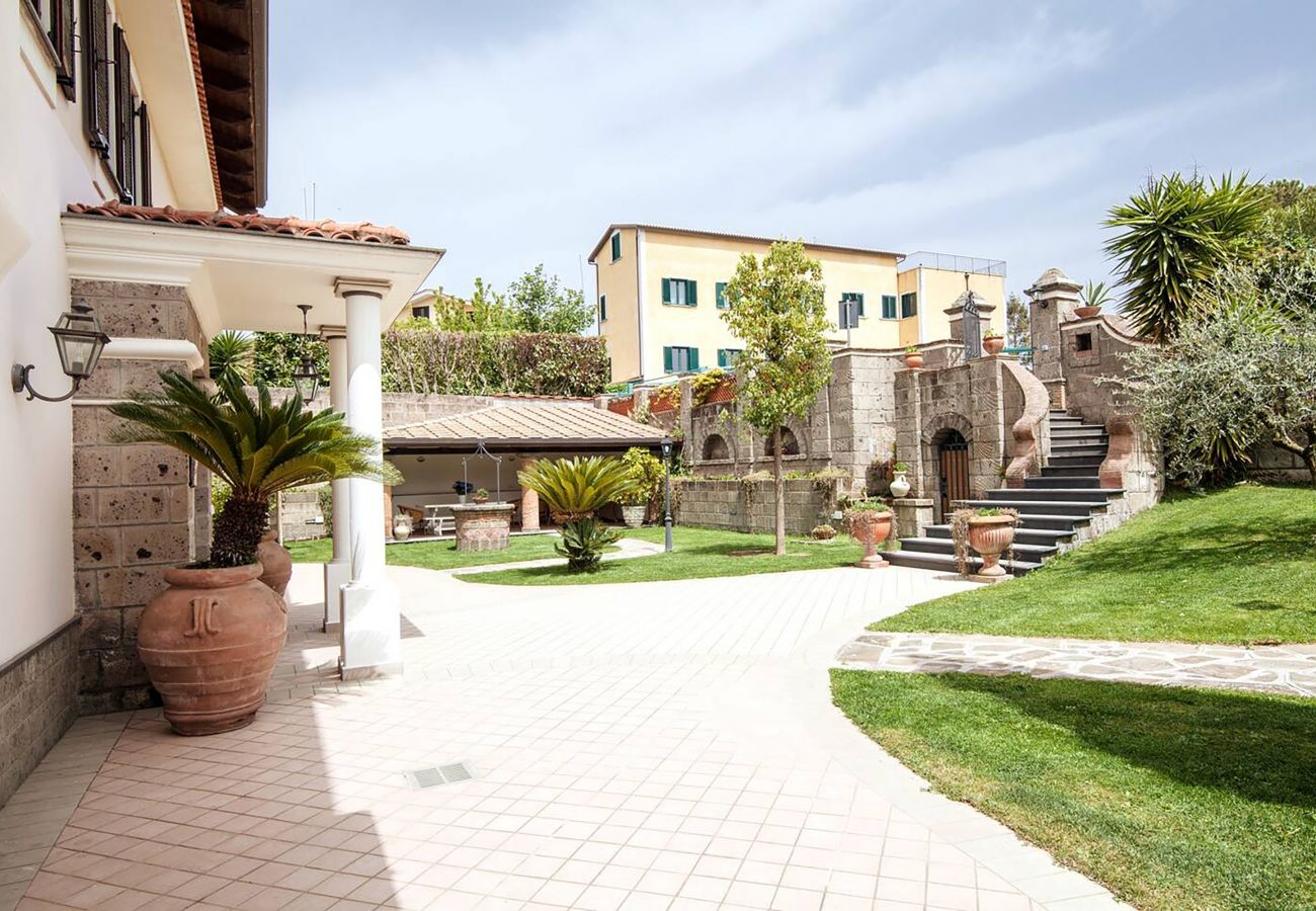 Villa a Sant´Agata sui Due Golfi - AMORE RENTALS - Villa Serena con Piscina Privata, Giardino e Parcheggio nel Centro Città