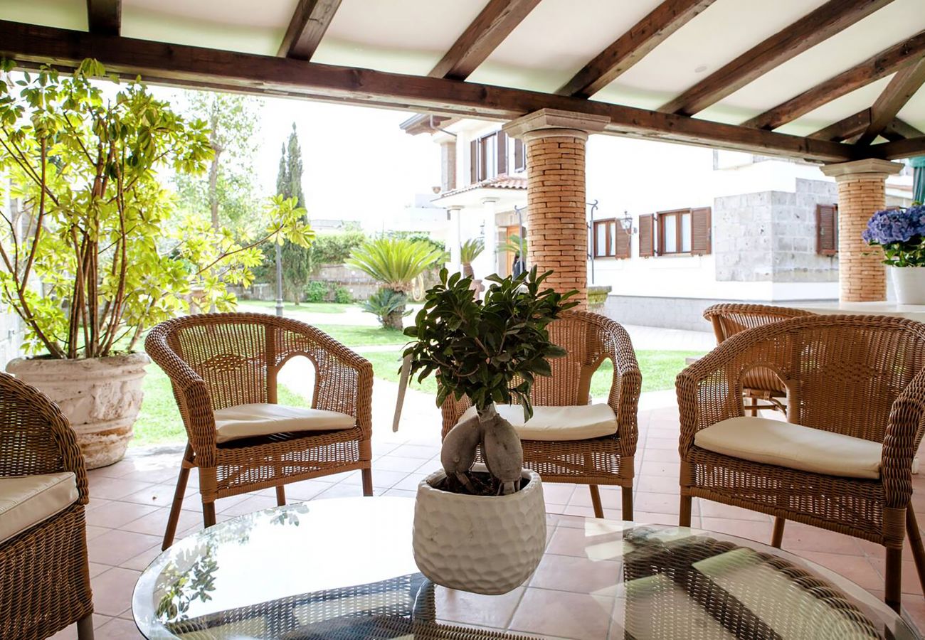 Villa a Sant´Agata sui Due Golfi - AMORE RENTALS - Villa Serena con Piscina Privata, Giardino e Parcheggio nel Centro Città