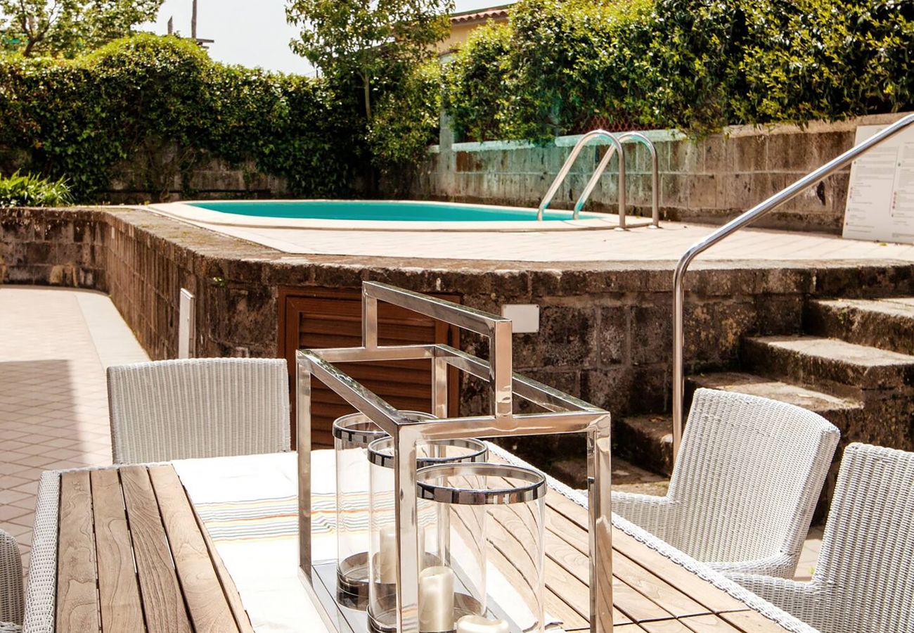 Villa a Sant´Agata sui Due Golfi - AMORE RENTALS - Villa Serena con Piscina Privata, Giardino e Parcheggio nel Centro Città