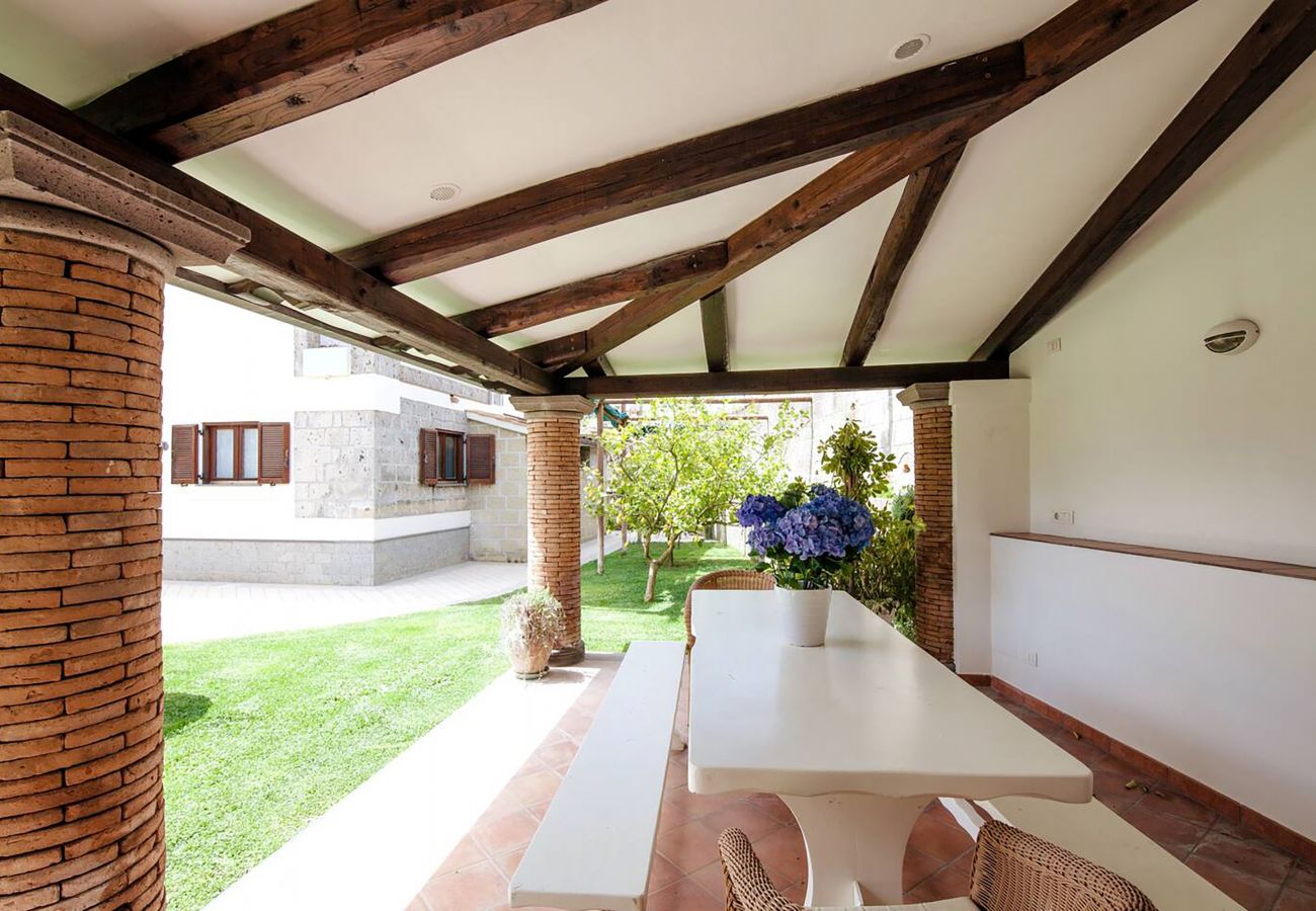 Villa a Sant´Agata sui Due Golfi - AMORE RENTALS - Villa Serena con Piscina Privata, Giardino e Parcheggio nel Centro Città