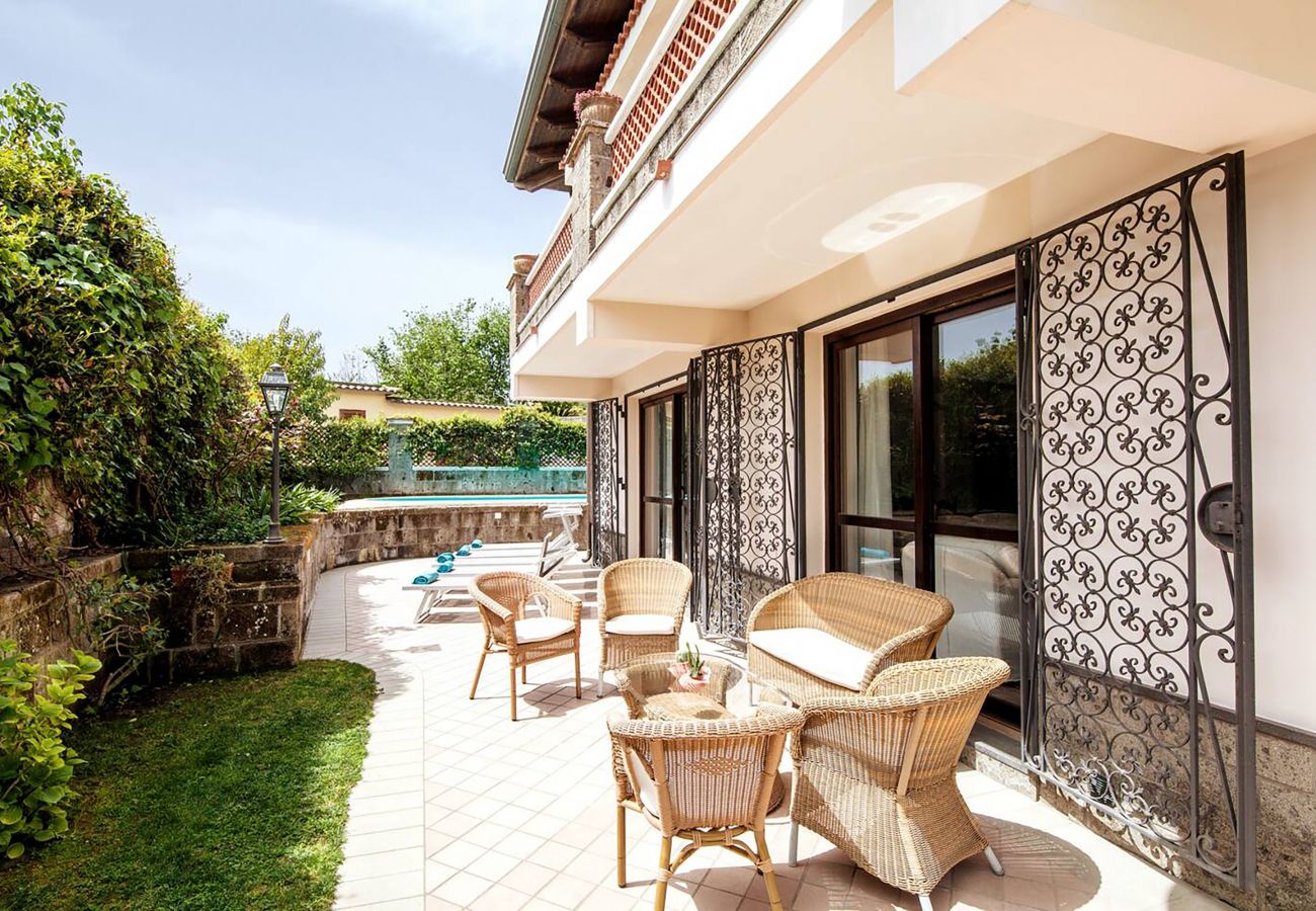 Villa a Sant´Agata sui Due Golfi - AMORE RENTALS - Villa Serena con Piscina Privata, Giardino e Parcheggio nel Centro Città