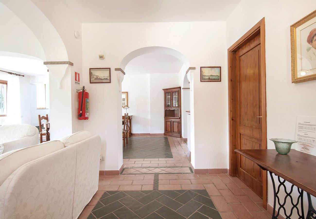 Villa a Sant´Agata sui Due Golfi - AMORE RENTALS - Villa Serena con Piscina Privata, Giardino e Parcheggio nel Centro Città