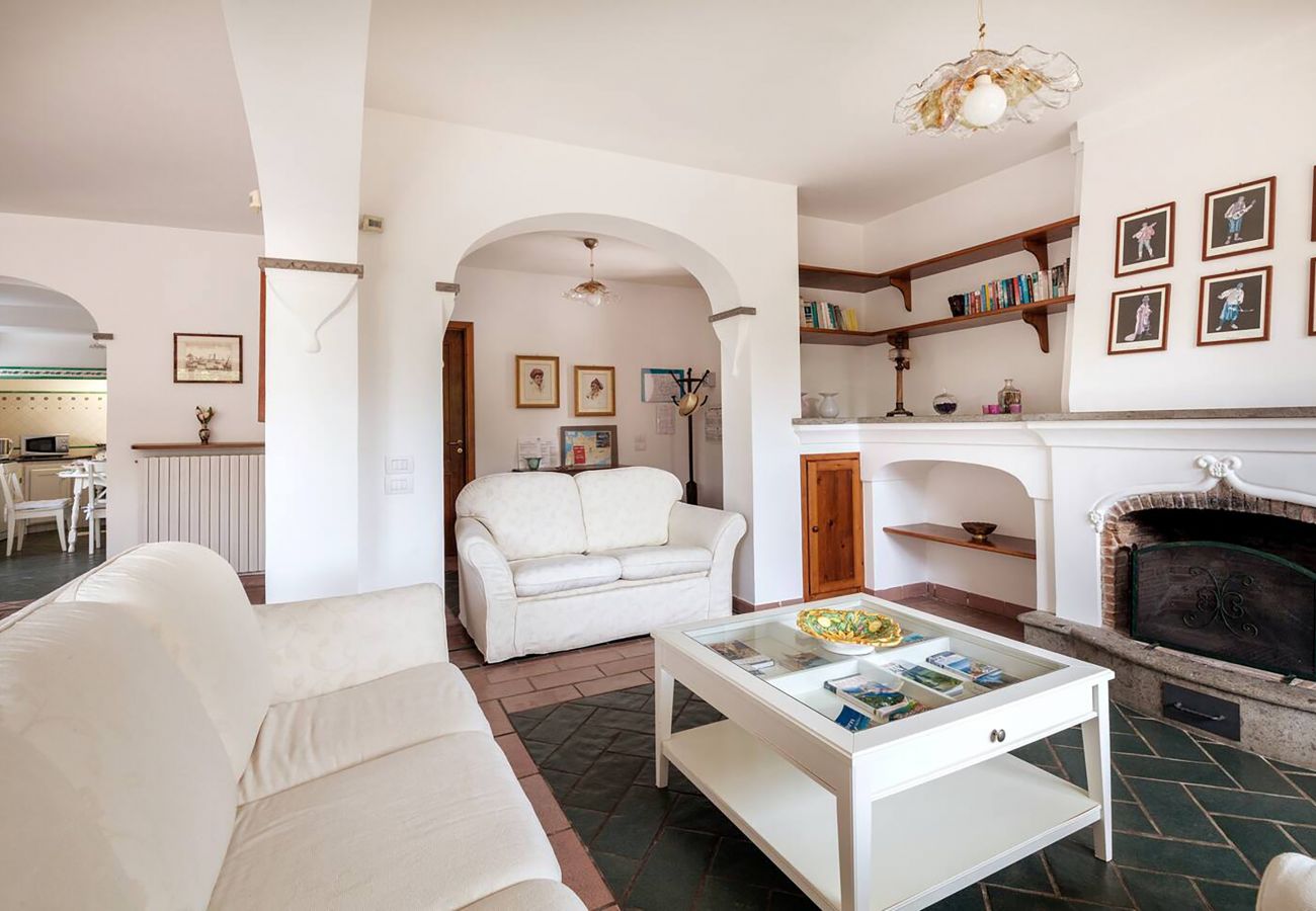 Villa a Sant´Agata sui Due Golfi - AMORE RENTALS - Villa Serena con Piscina Privata, Giardino e Parcheggio nel Centro Città