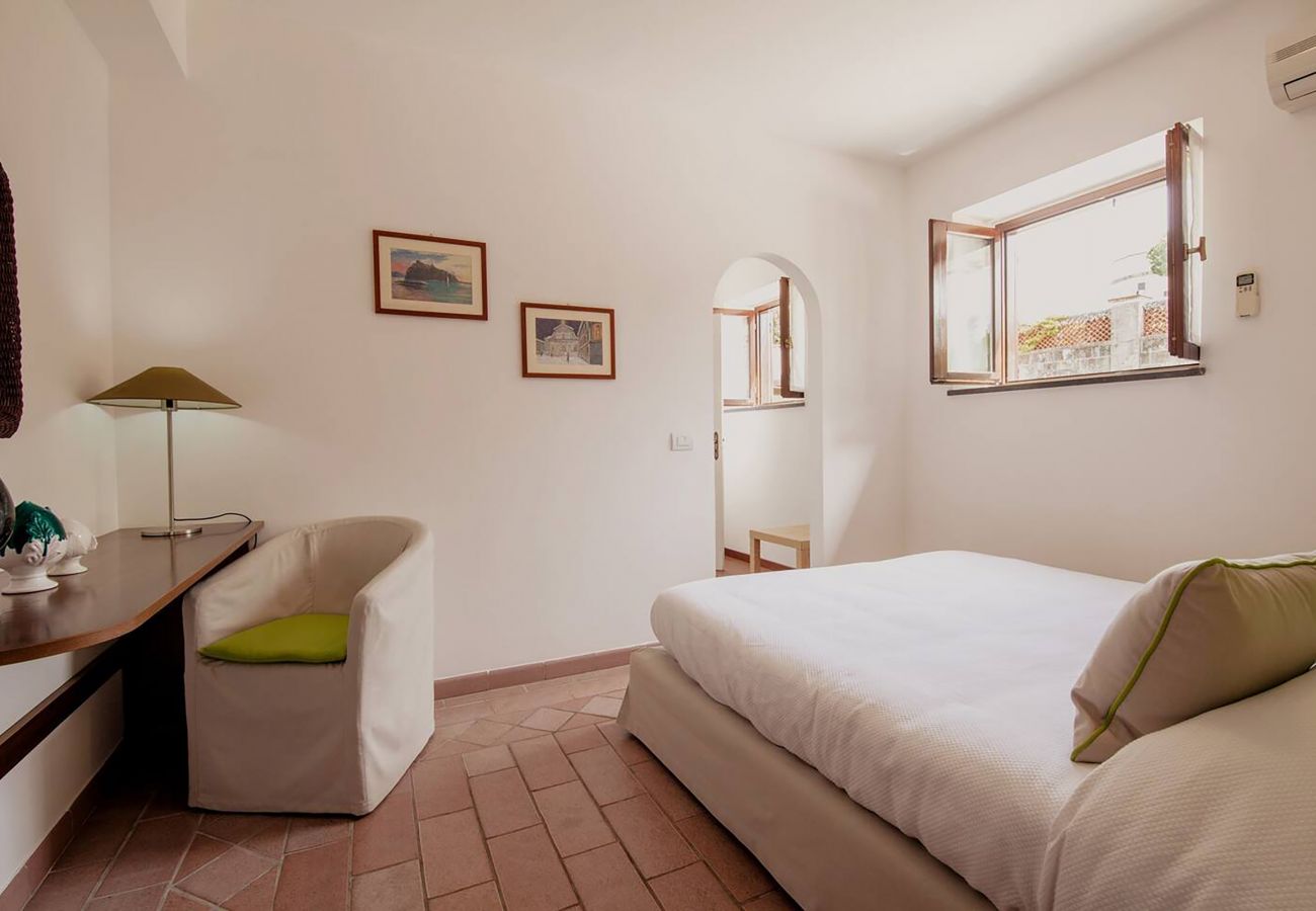 Villa a Sant´Agata sui Due Golfi - AMORE RENTALS - Villa Serena con Piscina Privata, Giardino e Parcheggio nel Centro Città