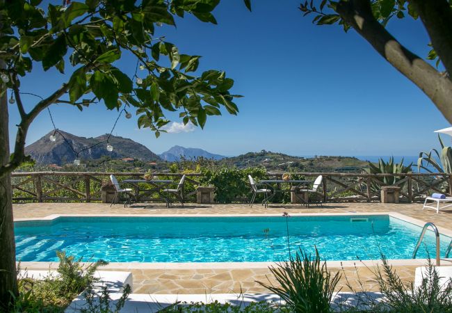 Villa a Sant´Agata sui Due Golfi - AMORE RENTALS - Villa Amiela con Piscina Privata, Vista Mare, Giardino,Terrazzi e Parcheggio